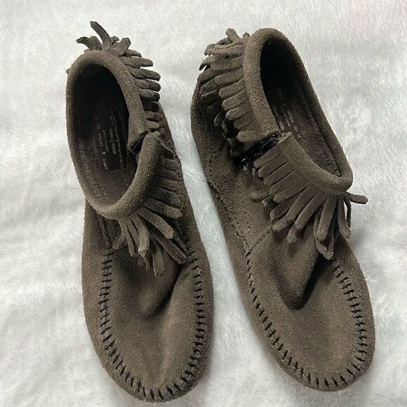 Minnetonka fringe Moccasin cuteness - Picture 1 of 5